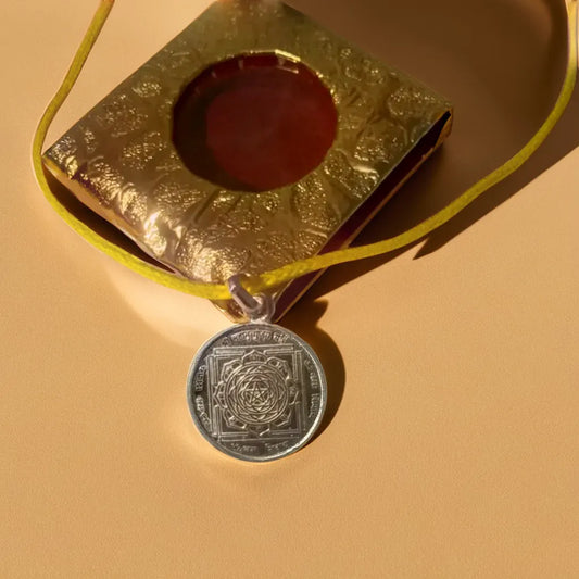 Maha Mrityunjaya Yantra Silver Locket (With Thread)