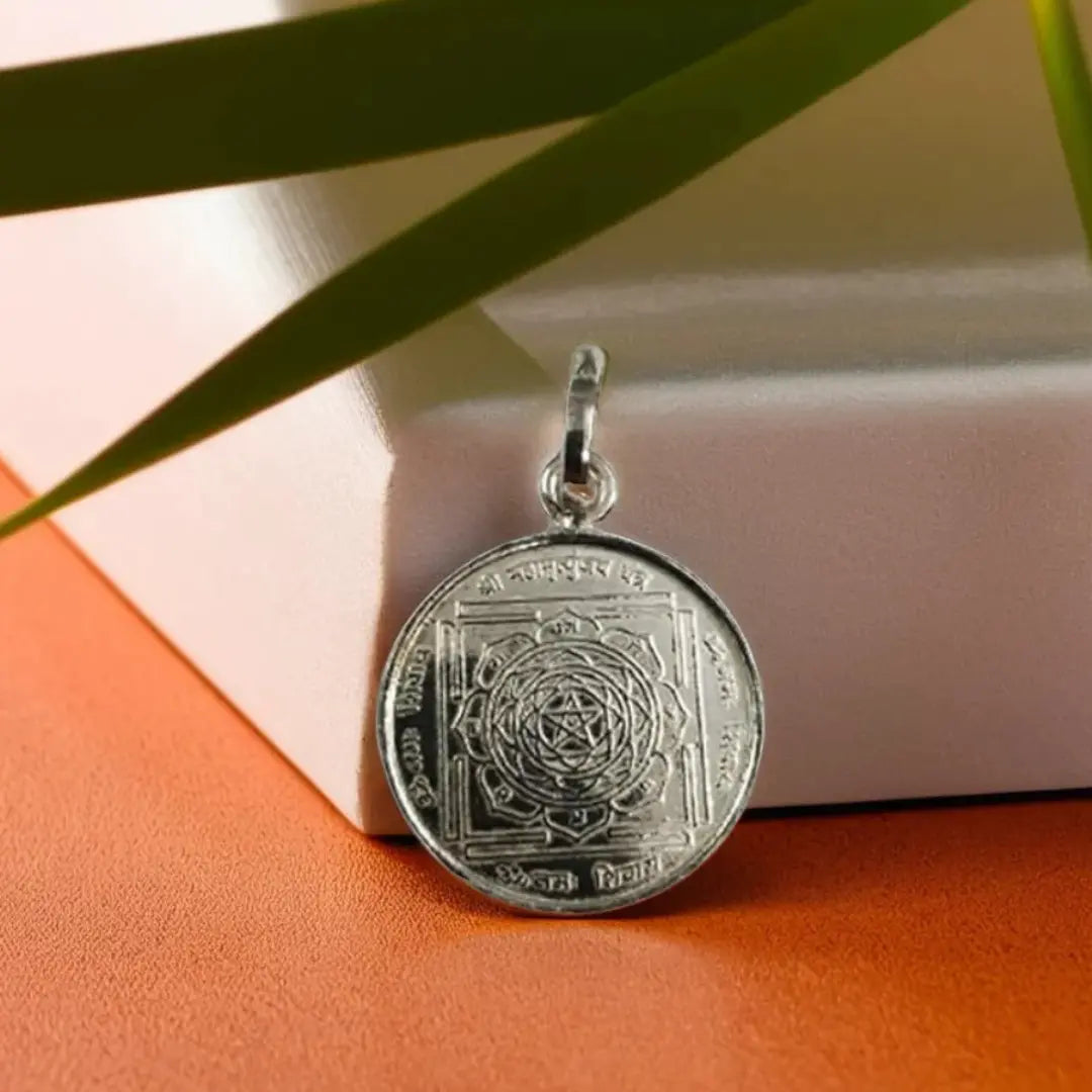 Maha Mrityunjaya Yantra Silver Locket (With Thread)